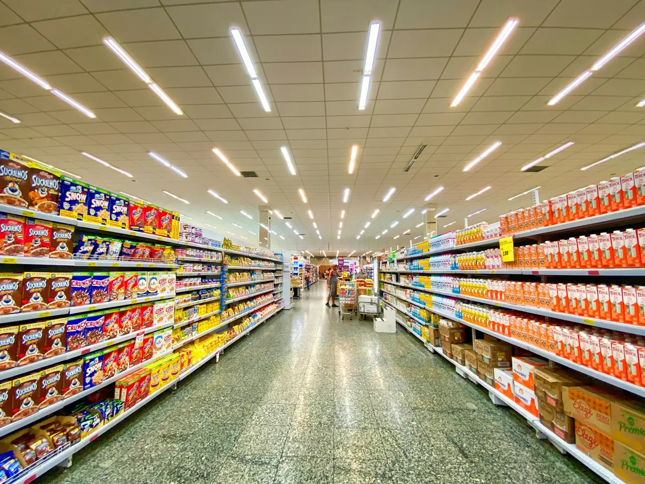 Supermarkt-Gang mit gefüllten Regalen – Symbolbild für den Einzelhandel in Dortmund